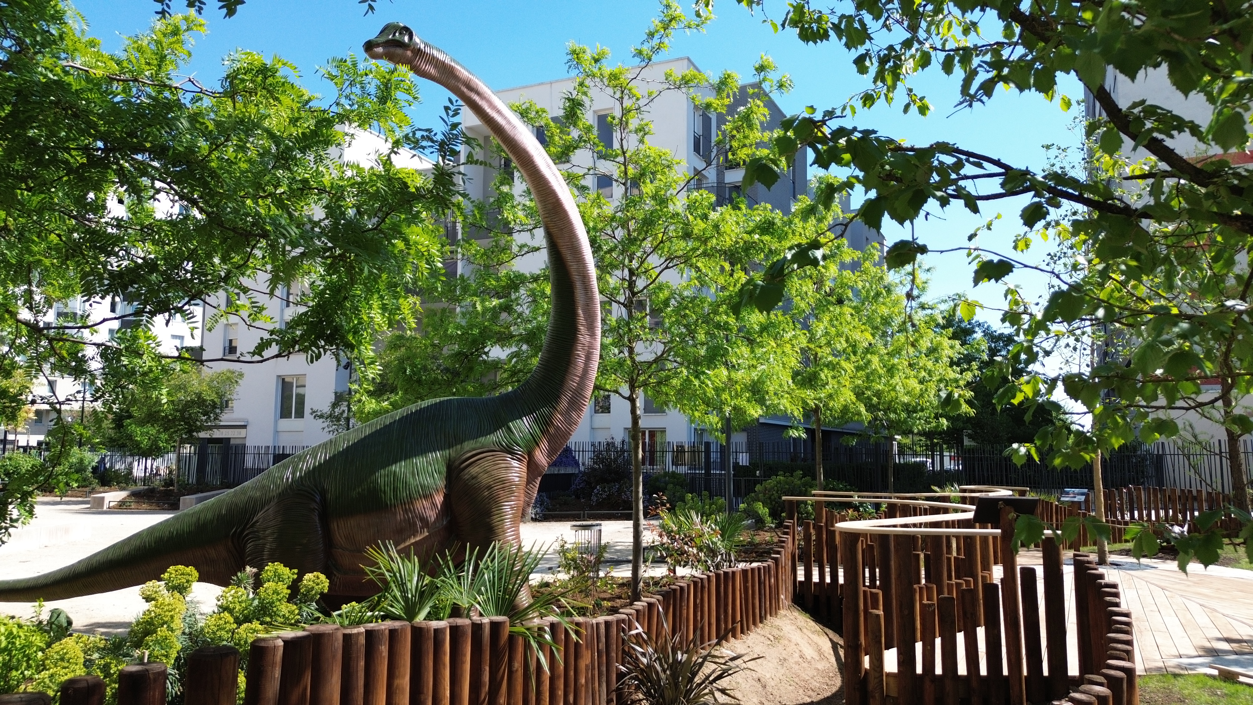 Des dinosaures dans un square de Bezons